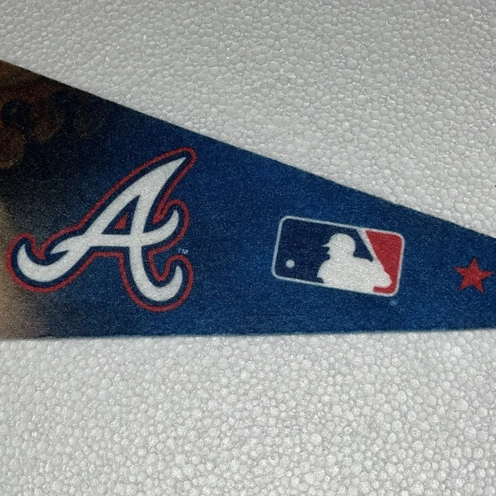 VTG MLB Atlanta Braves Bat Ball & Glove Logo Baseball Felt Pennant 90s